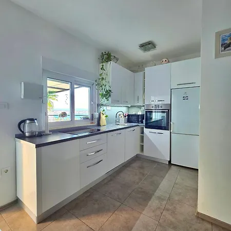 Tia, Private Terrace, Sea View, Jacuzzi Apartment *