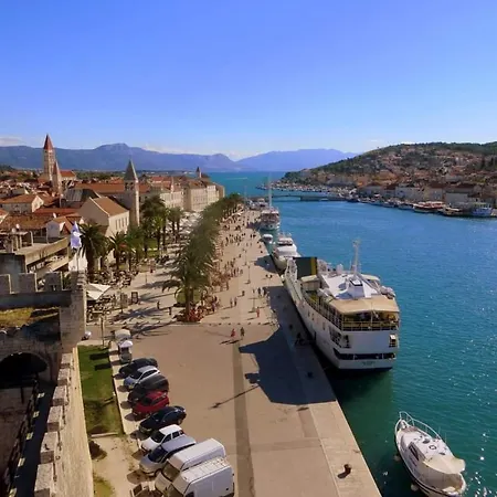 Tia, Private Terrace, Sea View, Jacuzzi Apartamento Trogir