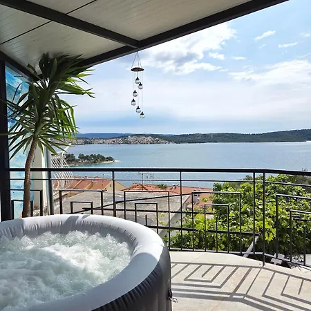 Tia, Private Terrace, Sea View, Jacuzzi 트로기르