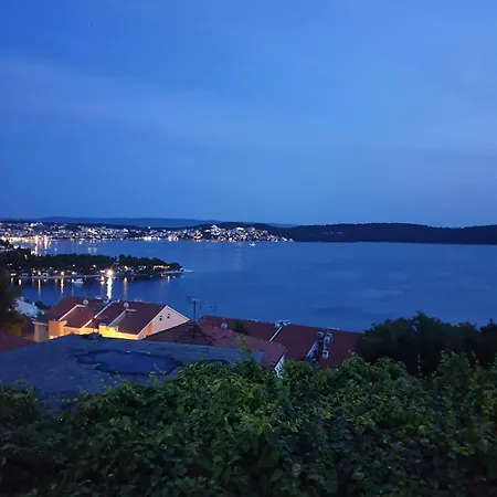 Tia, Private Terrace, Sea View, Jacuzzi 트로기르