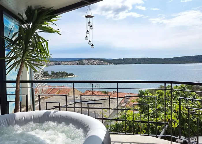 Tia, Private Terrace, Sea View, Jacuzzi 트로기르