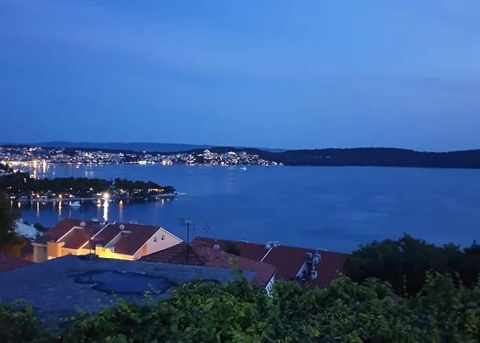 Tia, Private Terrace, Sea View, Jacuzzi 트로기르