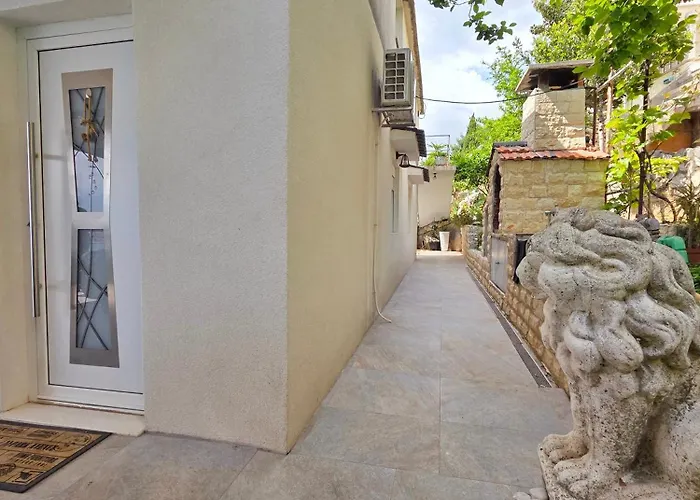 Tia, Private Terrace, Sea View, Jacuzzi * 트로기르