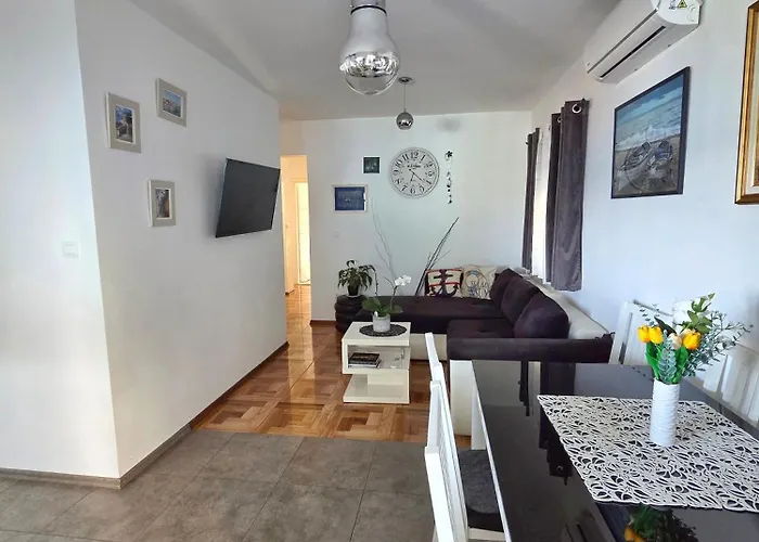 Tia, Private Terrace, Sea View, Jacuzzi 트로기르